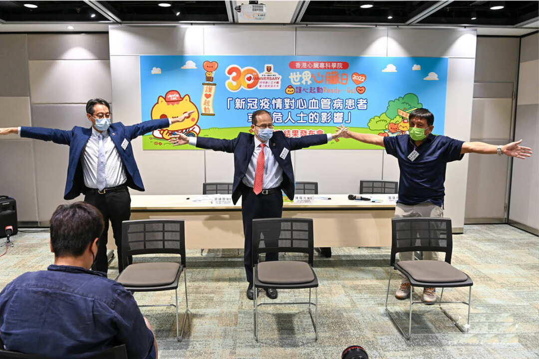 Dr. Lobo emphasized that sitting down too long negatively impacts blood circulation. He suggested, “For every 30 minutes of sitting, you should get up and move for one minute. (Sung Pi-lung/The Epoch Times)