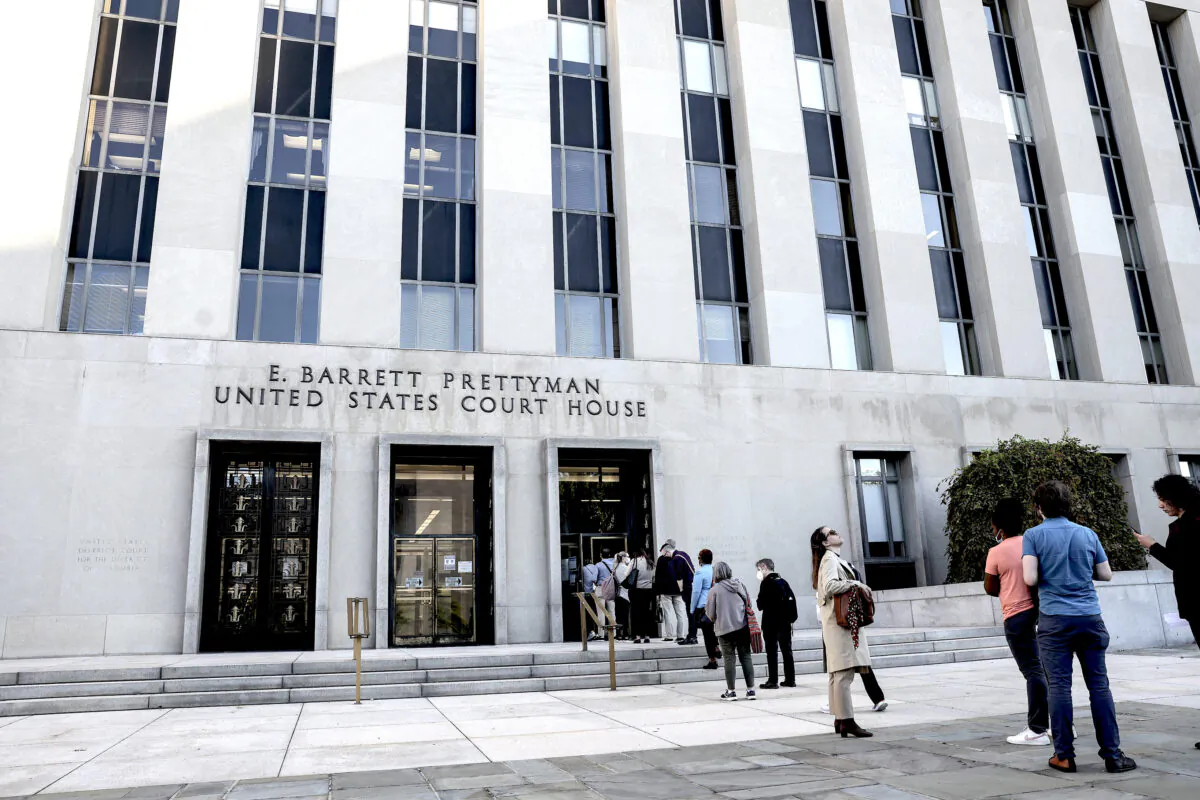 Potential jurors and other visitors wait outside the E. Barrett Prettyman U.S. Court House on September 27, 2022 in Washington, DC. (Kevin Dietsch/Getty Images)