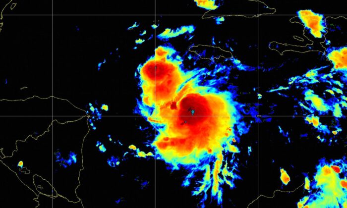 这张卫星图像显示了 2022 年 10 月 31 日美国东部时间晚上 9 点在加勒比海上空的热带风暴丽莎。（NOAA）