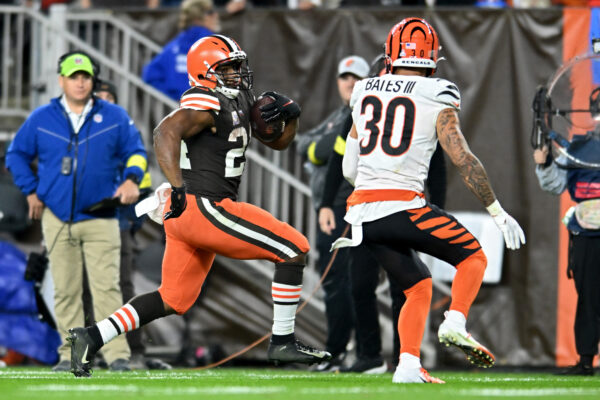 Chubb runs for 2 TDs, Browns blast Burrow, Bengals 32-13