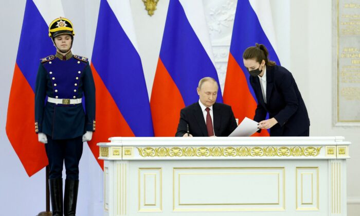 2022 年 9 月 30 日，俄罗斯总统弗拉基米尔·普京在俄罗斯莫斯科克里姆林宫格奥尔基耶夫斯基大厅出席宣布吞并乌克兰顿涅茨克、卢甘斯克、赫尔松和扎波罗热四个地区的俄罗斯控制领土的仪式。（德米特里Astakhov/Sputnik/Pool 来自路透社）