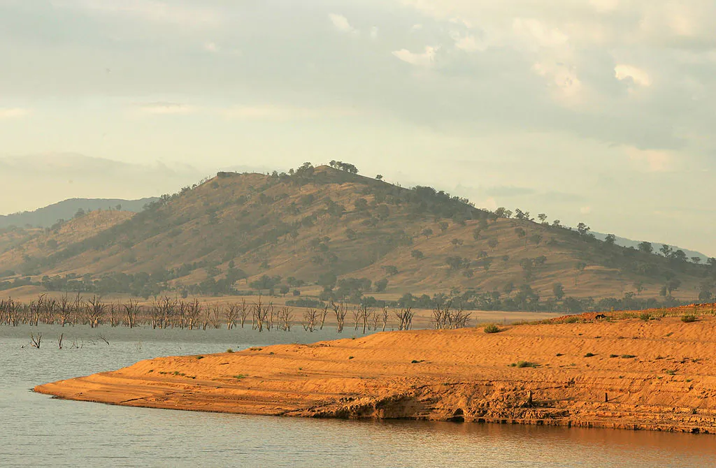A veiw of the  Hume Weir at sunrise on February 23, 2007 in Albury, Australia.  (Photo by Robert Cianflone/Getty Images)