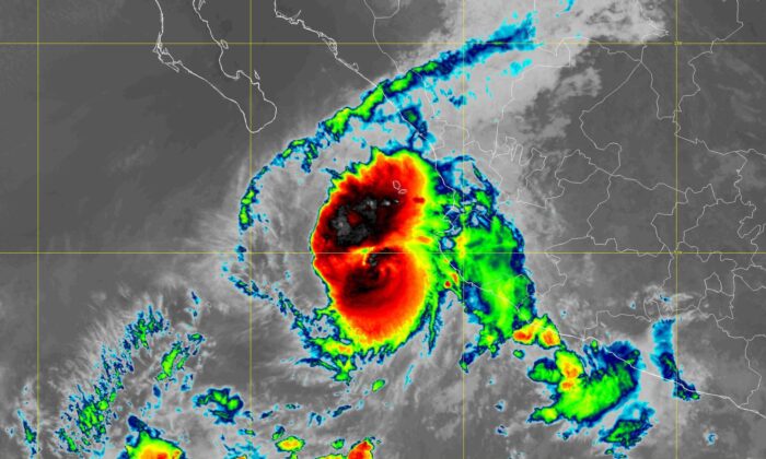 卫星图像显示 2022 年 10 月 2 日美国东部时间上午 11 点的飓风奥琳。（NOAA）