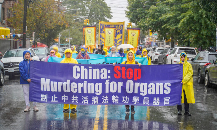 Falun Gong practitioners attend a parade in Brooklyn, New York City, on Oct. 2, 2022, to call an end to the Chinese regime's persecution. (Zhang Jingchu/The Epoch Times)