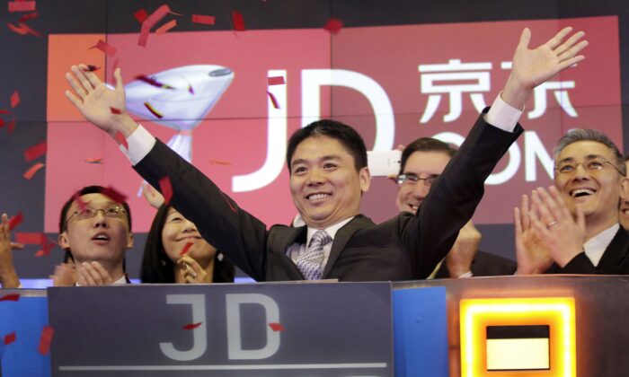 2014 年 5 月 22 日，京东首席执行官刘强东在纽约纳斯达克市场站举起双臂庆祝其公司的首次公开募股。（马克·伦尼汉/美联社照片）