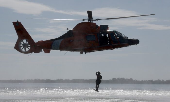 2022 年 6 月 9 日，美国海岸警卫队 MH 65 海豚直升机的机组人员在佛罗里达州迈阿密海滩参加训练演习。（Joe Raedle/Getty Images）