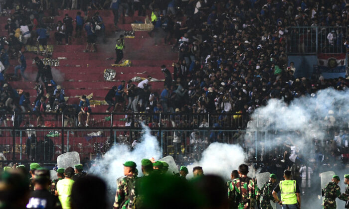 Pracownicy ochrony (niżej) na boisku na stadionie Kanjuruhan w Malang, Jawa Wschodnia, Indonezja, 1 października 2022 r. (STR/AFP via Getty Images)