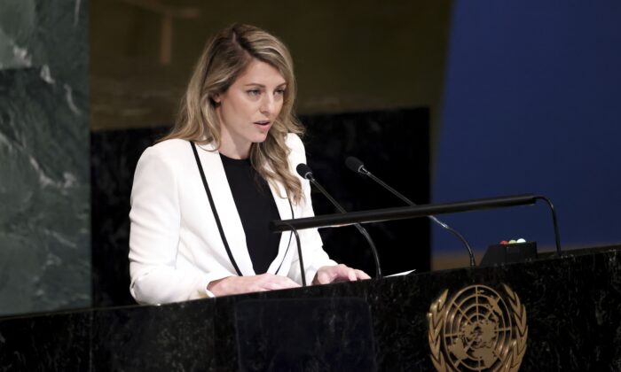 外交部长梅兰妮·乔利于 2022 年 9 月 26 日在纽约联合国总部第 77 届联合国大会上发表讲话。（美联社照片/Julia Nikhinson）