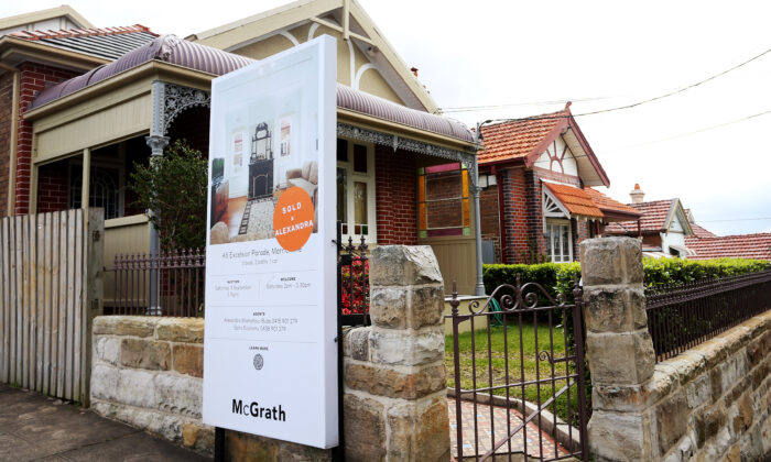2022 年 9 月 6 日，在澳大利亚悉尼 Marrickville 的一处房产中可以看到一个房地产标志。（Lisa Maree Williams/Getty Images）