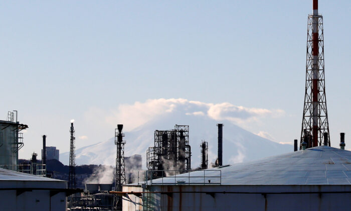 2017 年 1 月 16 日，日本横滨富士山前的工厂区。（Kim Kyung-Hoon/路透社）