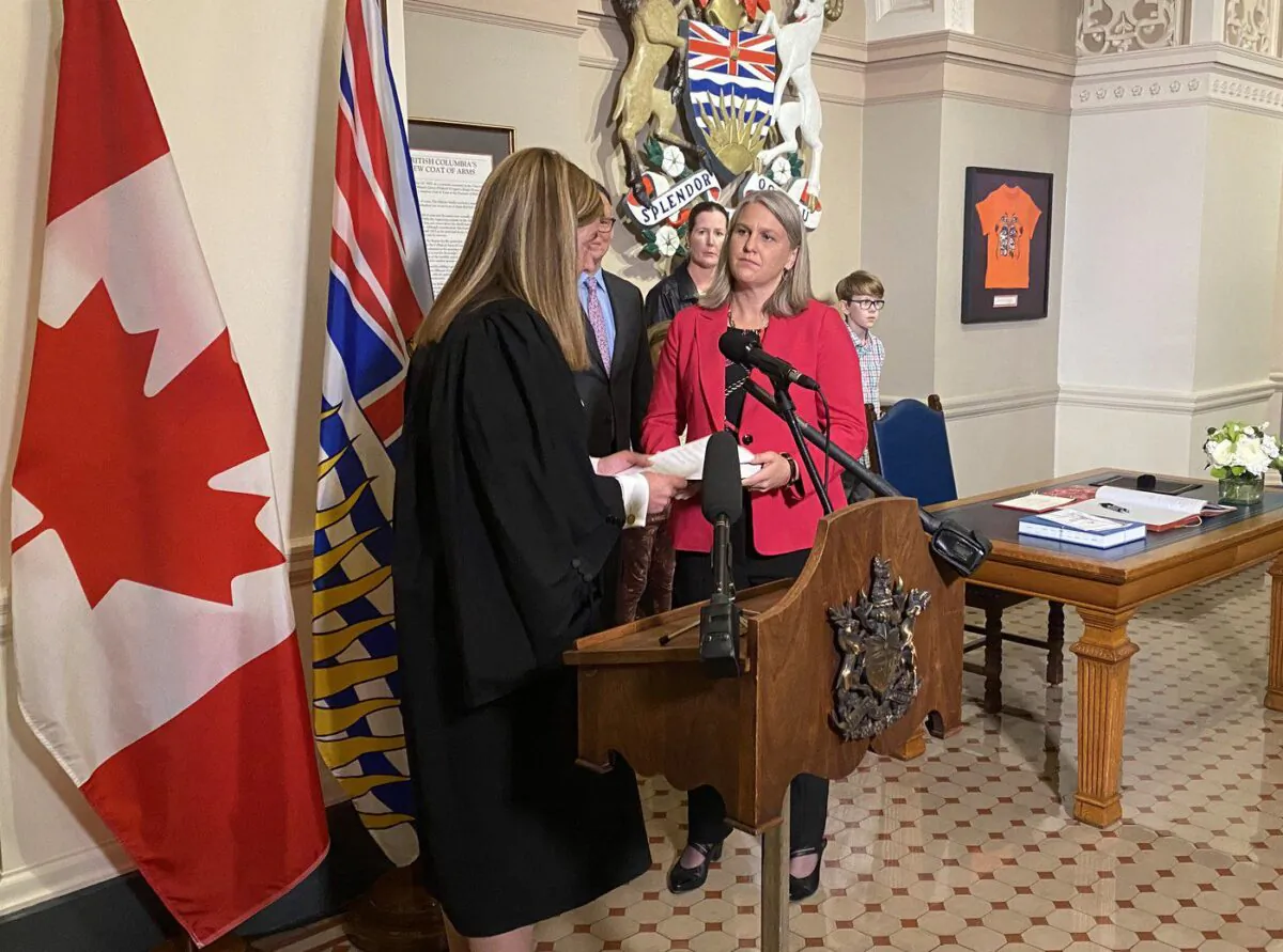 Surrey South MLA Elenore Sturko (R) is sworn in at the legislature in Victoria on Oct.3, 2022. Ms. Sturko announced on June 3, 2024, that she has left BC United and joined the BC Conservative Party. (The Canadian Press/Dirk Meissner)