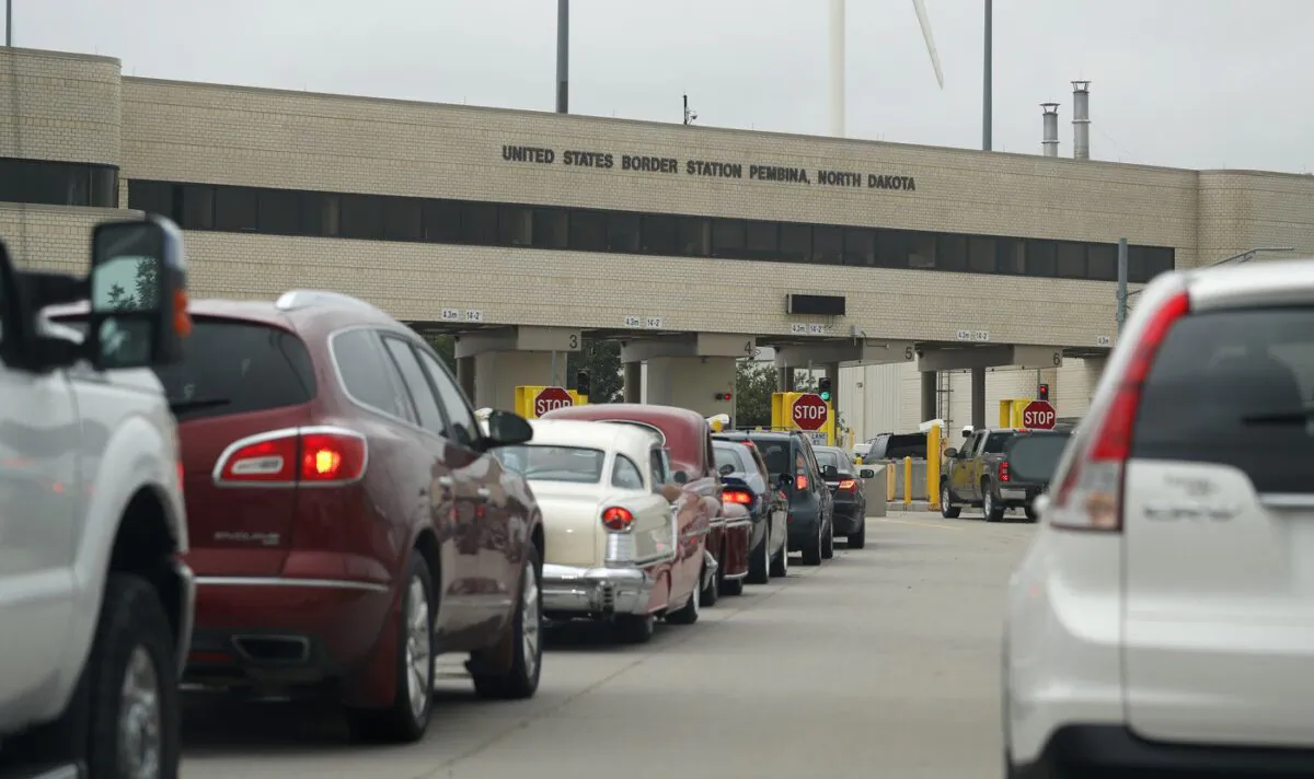 In this July 20, 2018 photo, traffic backs up at the border station as motorists leave Manitoba for the United States at Pembina, N.D. (The Canadian Press/David Zalubowski)