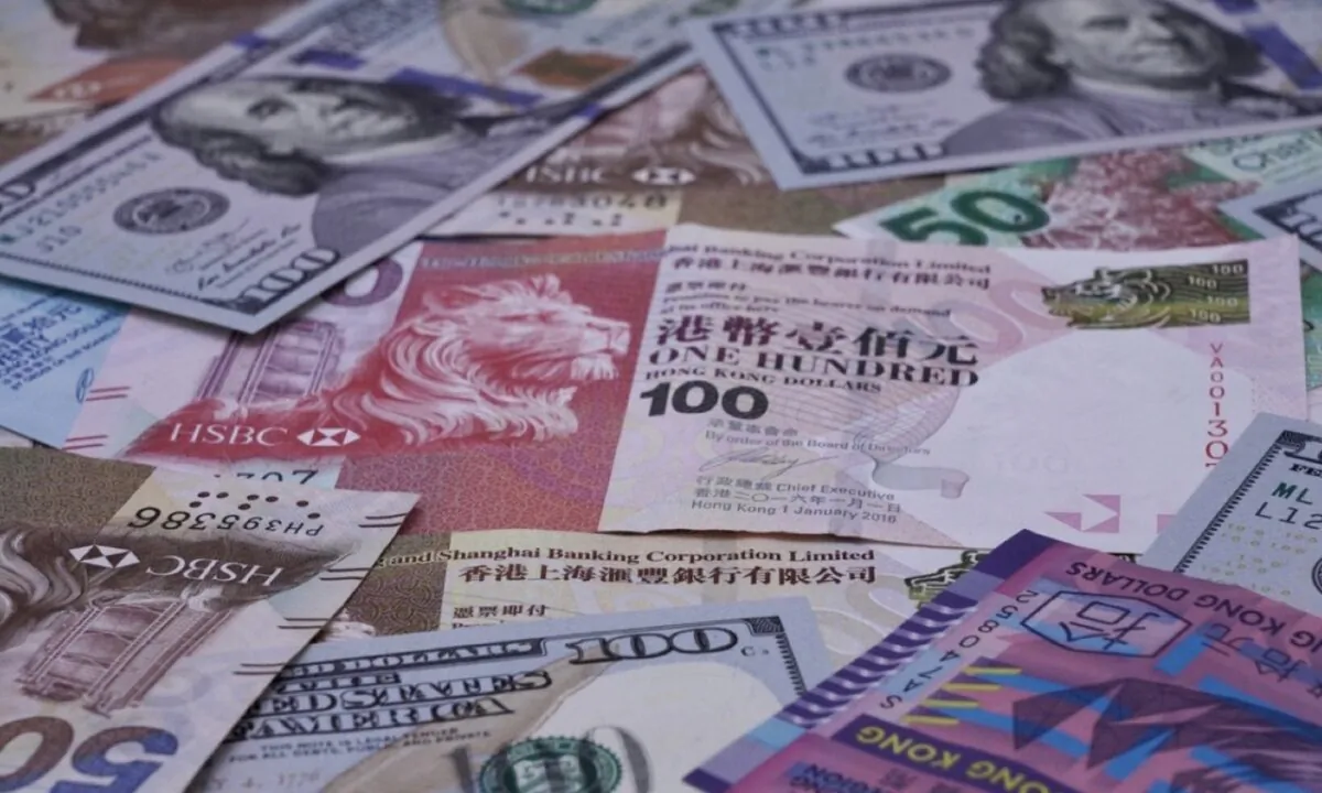 Analysts believe that the economic correlation between Hong Kong and China makes it difficult to keep up with the European and American markets. Following the US interest rate hike will sacrifice some of Hong Kong's economic growth, primarily in the property market. However,  the linked exchange system gives HKD the monetary stability that emerging markets in the world want. To a certain extent, it stops the market from crashing.
(Sung Pi-Lung /The Epoch Times)
