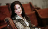 Loretta Lynn, Coal Miner’s Daughter and Country Queen, Dies