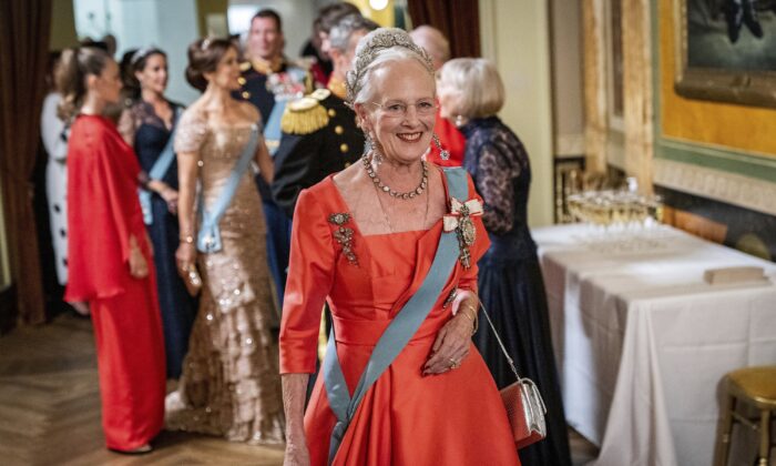 2022 年 9 月 10 日，丹麦女王玛格丽特二世在丹麦皇家剧院休息，庆祝丹麦女王玛格丽特二世在丹麦哥本哈根登基 50 周年。（Ida Marie Odgaard/Ritzau Scanpix via AP )