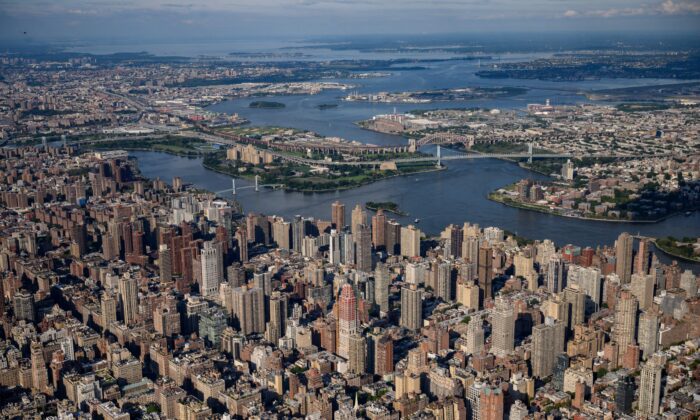 一张鸟瞰图显示了 2021 年 8 月 5 日曼哈顿东侧朝向纽约兰德尔斯岛的天际线。（ED JONES/AFP via Getty Images）