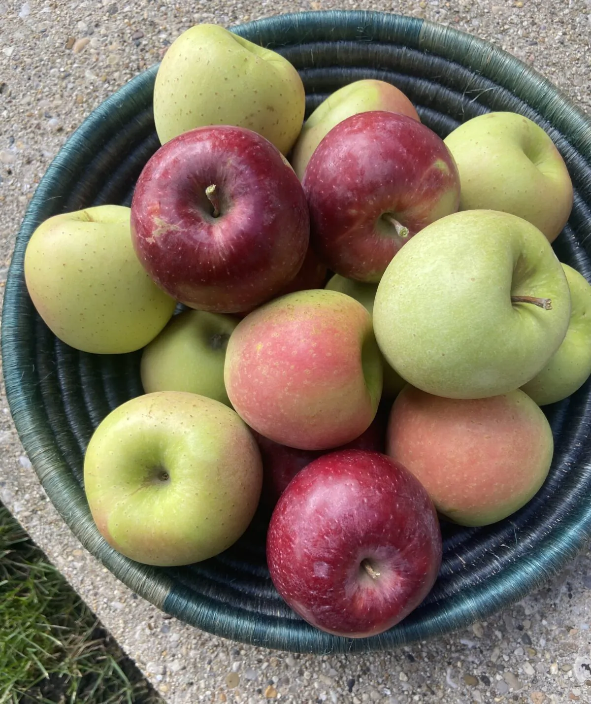 Now is the time to stock up on local apples from farmers markets and farm stands. (JeanMarie Brownson/TNS)
