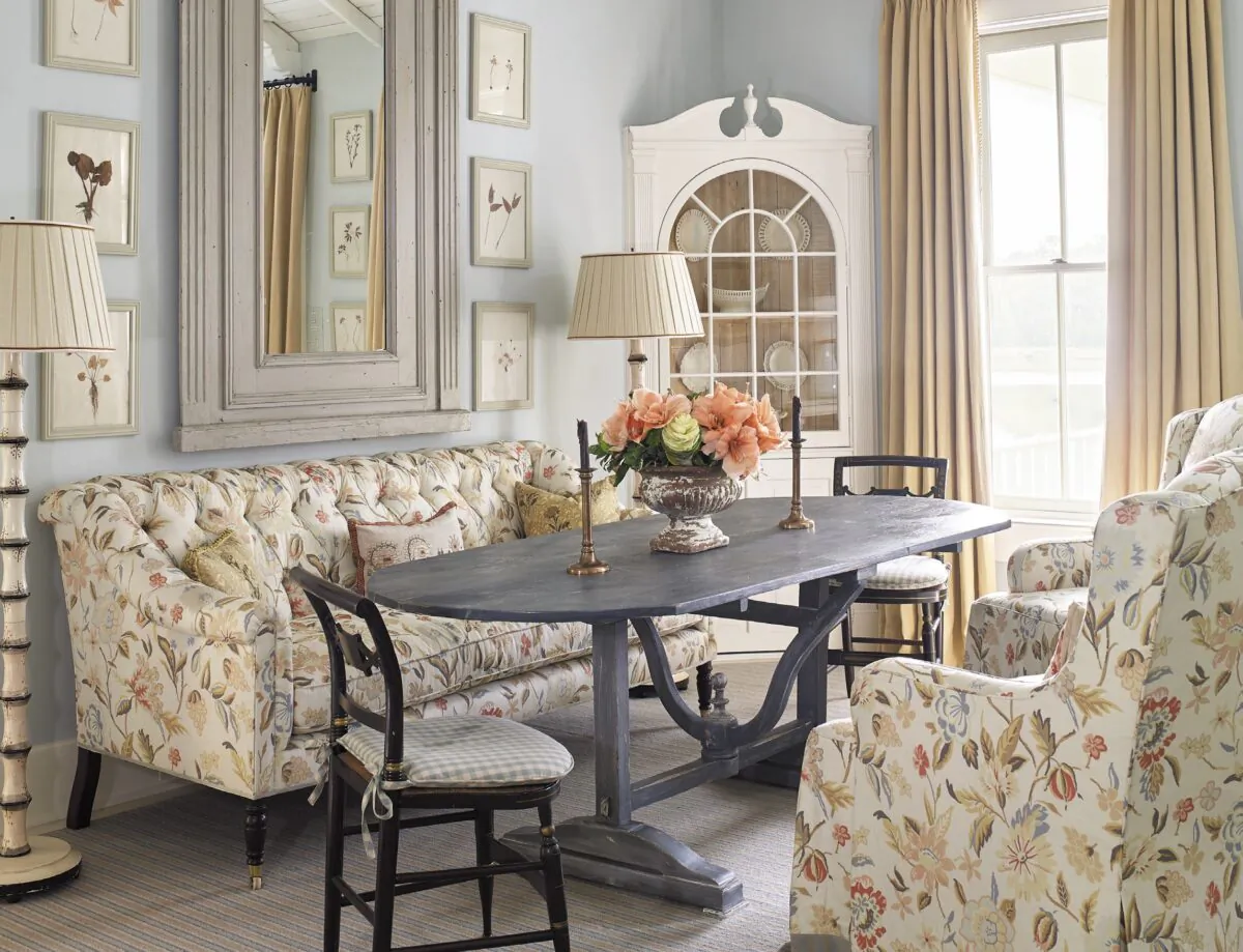 The farmhouse’s dining room is richly
adorned with Kincaid’s signature choice of
patterned upholstery. (Tria Giovan)