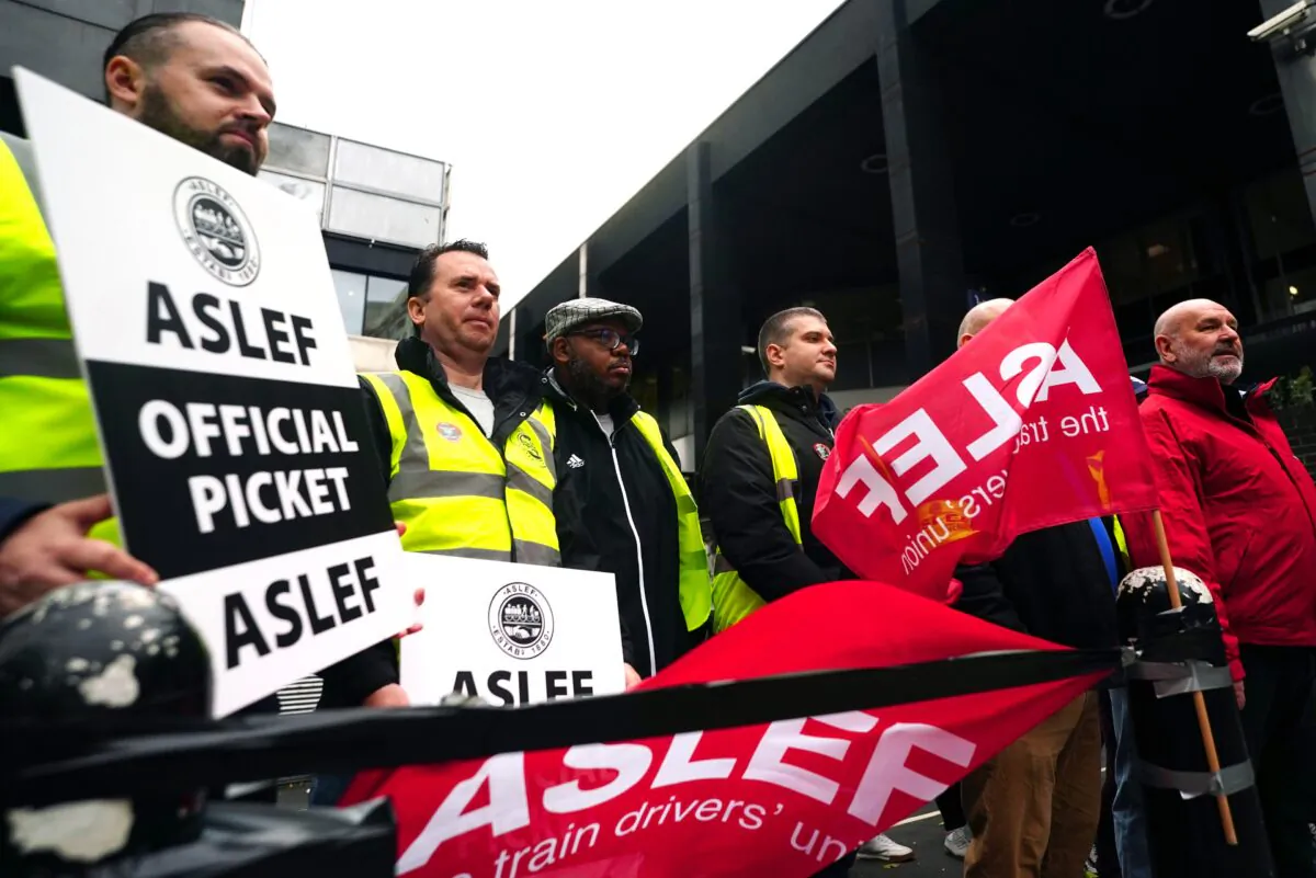 ASLEF general secretary Mick Whelan (right) at a picket line at Euston station, in London, on Oct. 5, 2022. (Victoria Jones/PA Media)