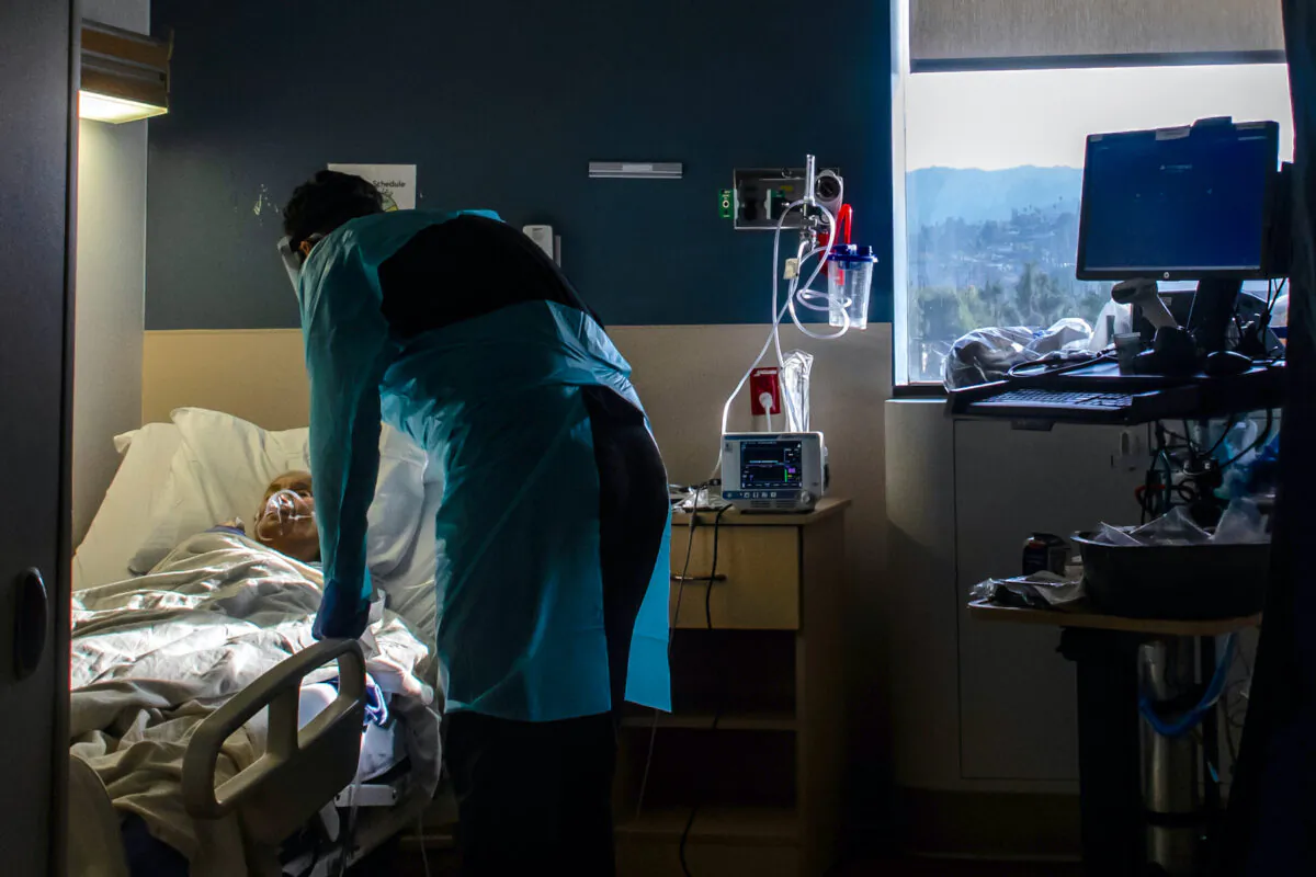A doctor attends to a COVID-19 patient at Providence Cedars-Sinai Tarzana Medical Center in Tarzana, Calif., on Jan. 3, 2021. (Apu Gomes/AFP via Getty Images)
