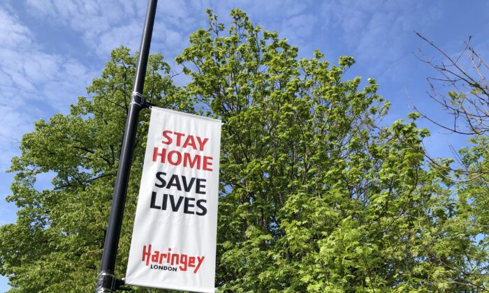 2020 年 4 月 26 日，哈林盖市议会的标志提醒人们待在伦敦亚历山德拉宫附近的家中。（爱德华·史密斯/盖蒂图片社）
