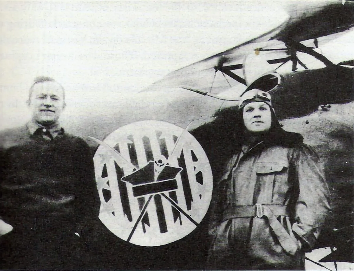 (L to R):
Merian C. Cooper
and Cedric
Fauntleroy, aviators
who fought in
the Kosciuszko
Squadron of
the Polish Air
Force, pose for a
photograph between
1919 and 1920. (Public domain)