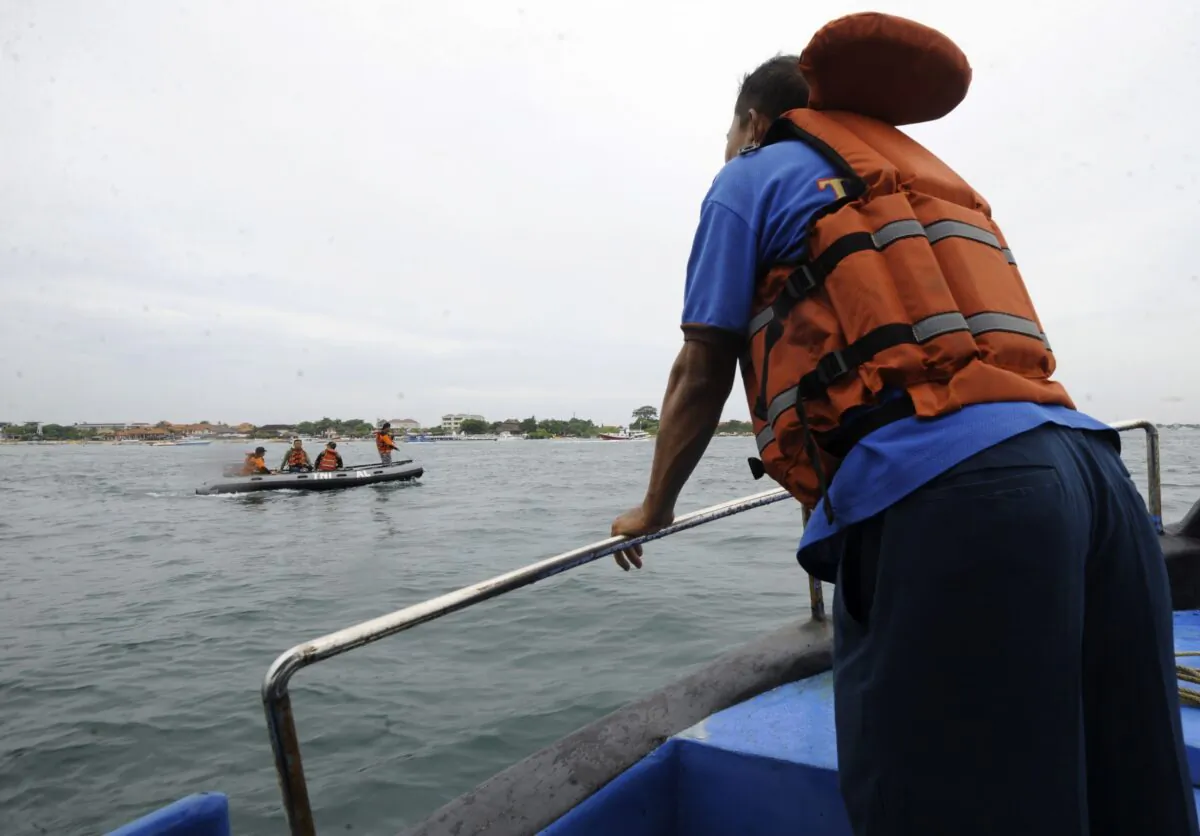 An Indonesian Navy rescue team (L) in Bali, Indonesia, on Feb.17, 2014. (Sonny Tumbelaka/AFP via Getty Images)