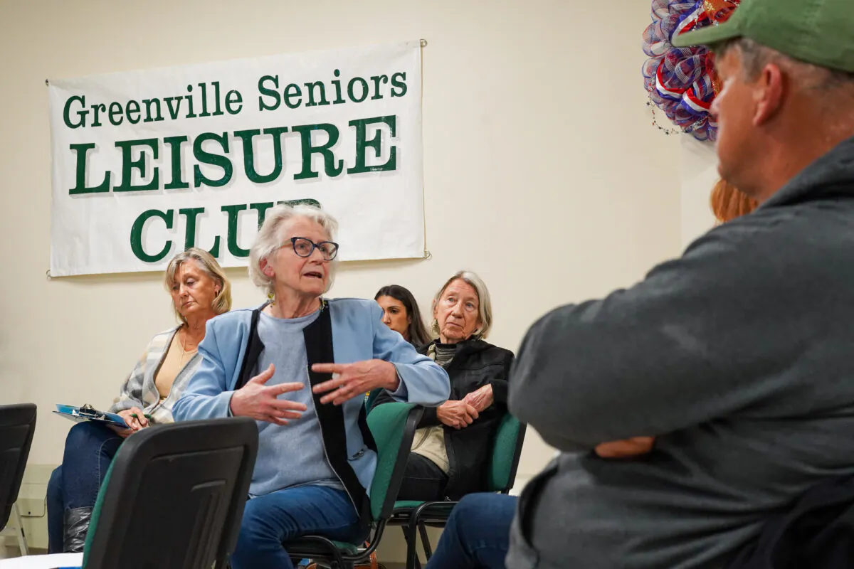Deb Lain, a resident of Minisink, expresses her support for a new library serving families within the Minisink Valley School District at a public hearing at Greenville Resource Center, N.Y., on Oct. 4, 2022. (Cara Ding/The Epoch Times)