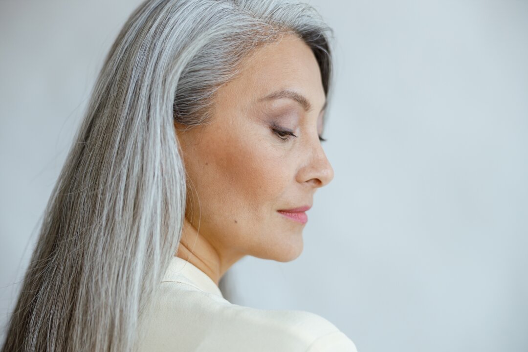 If you want to avoid premature hair graying, you should avoid three daily behaviors that cause damage to your hair. (Yaroslav Astakhov/Shutterstock)