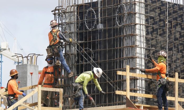 2021 年 5 月 3 日，建筑工人在佛罗里达州迈阿密固定一座新建筑的框架。（Marta Lavandier/美联社照片）
