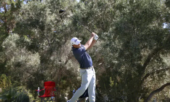 Tom Hoge Rides a Pair of Eagles to 63, Las Vegas Lead