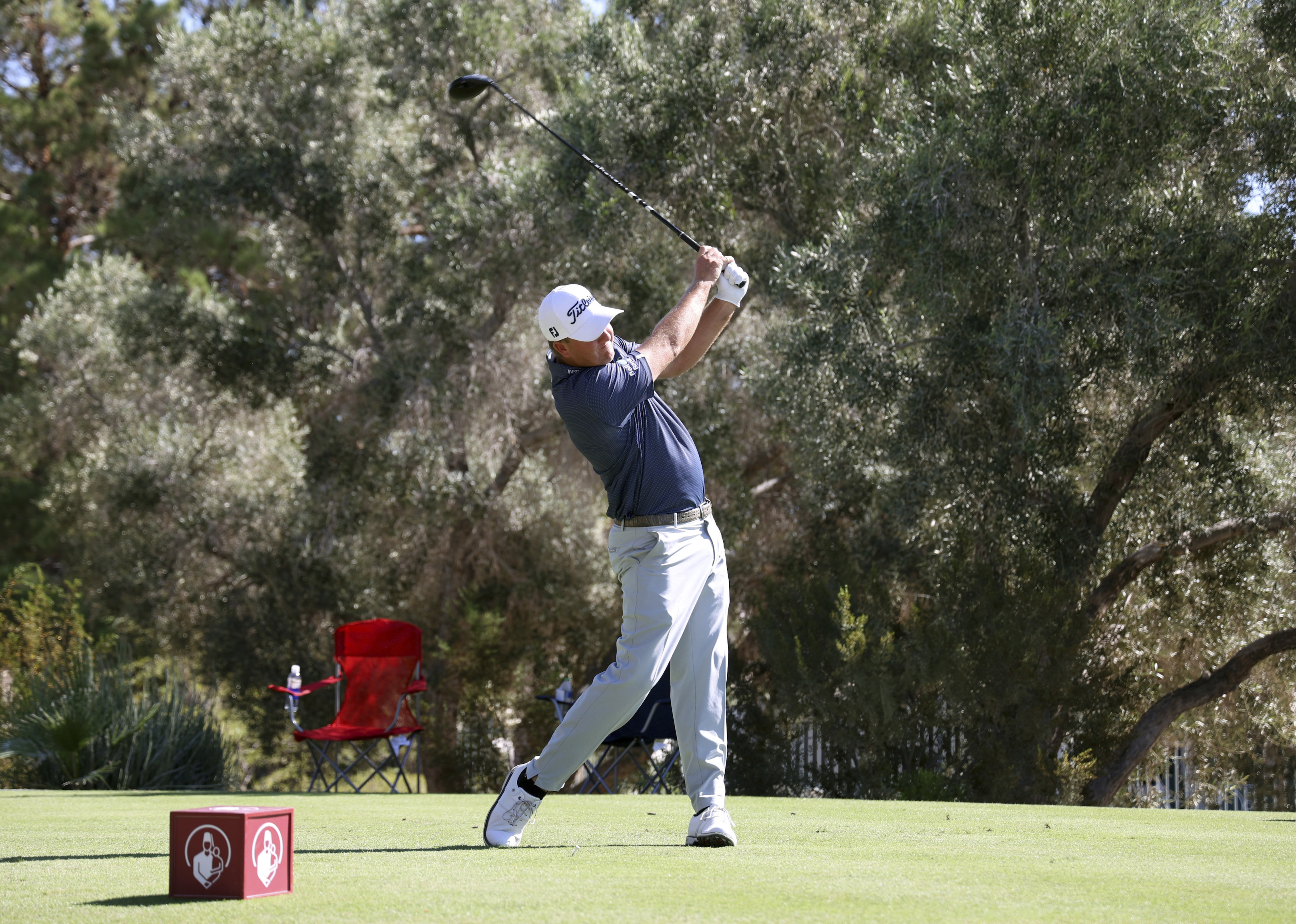Tom Hoge Rides a Pair of Eagles to 63, Las Vegas Lead - Vimarsana News