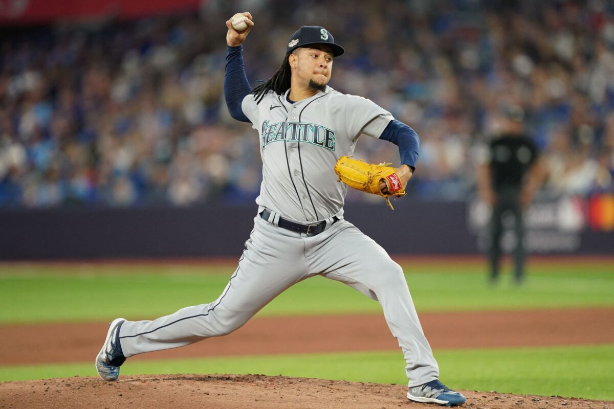 Seattle Mariners starting pitcher Luis Castillo (21)
