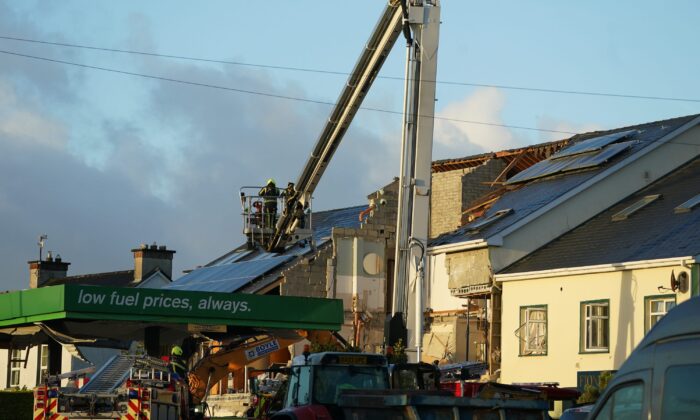 2022 年 10 月 8 日，爱尔兰 Co Donegal 的 Creeslough 村 Applegreen 服务站发生爆炸，紧急服务人员继续开展工作。（PA Media）