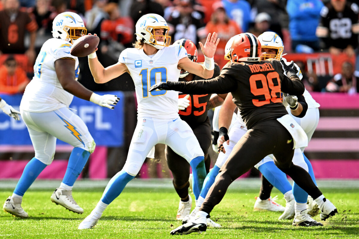 Chargers defeat Browns 30-28 after coach's gamble