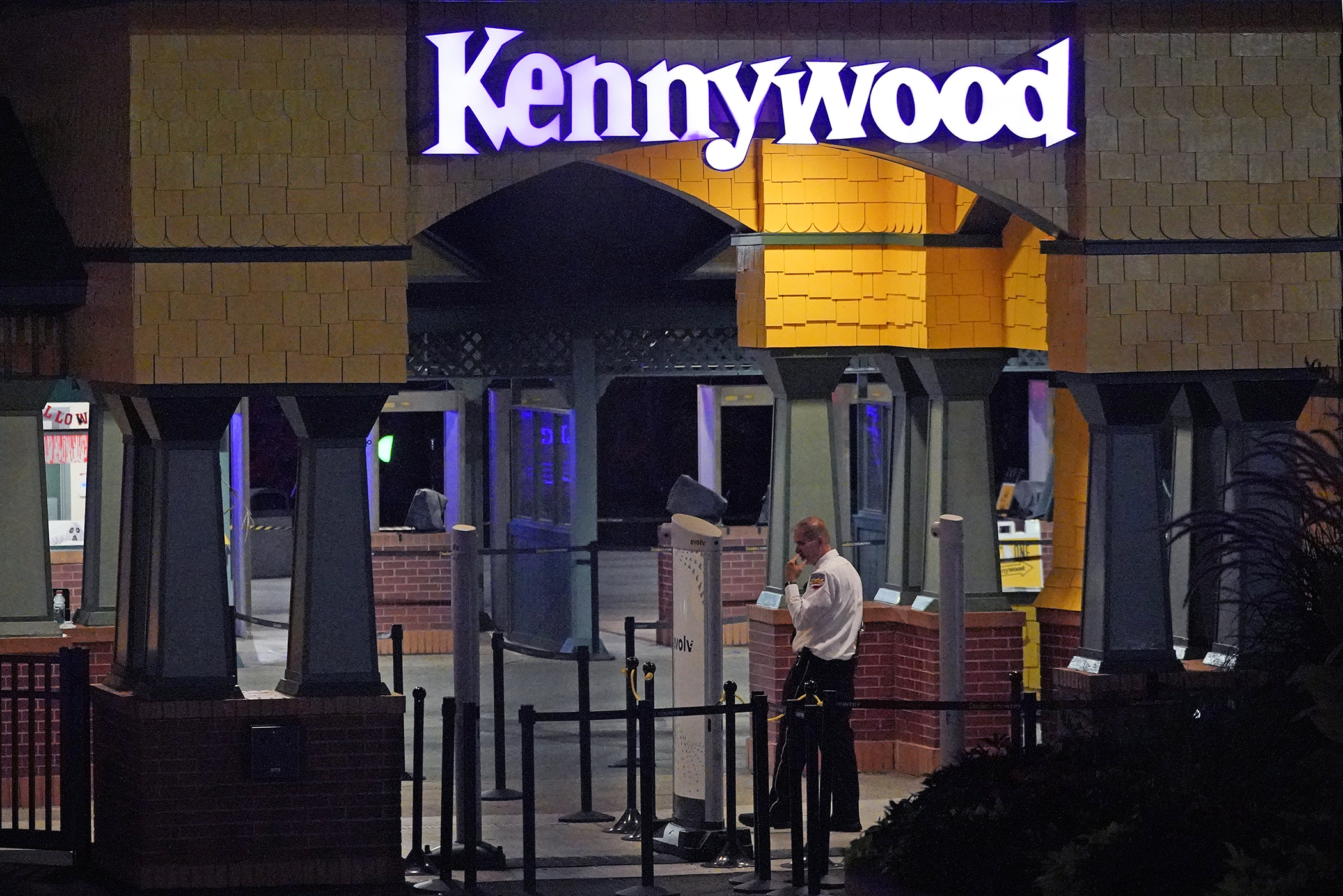 Teen, 15, Arrested in Shooting at Amusement Park That Hurt 3 - Vimarsana News