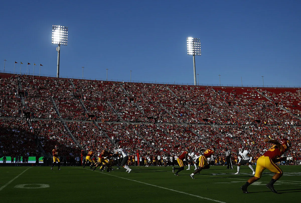 USC Trojans runs offensive play against the Washington State Cougars in the first quarter at United Airlines Field at the Los Angeles Memorial Coliseum in Los Angeles on Oct. 8, 2022. (Ronald Martinez/Getty Images)