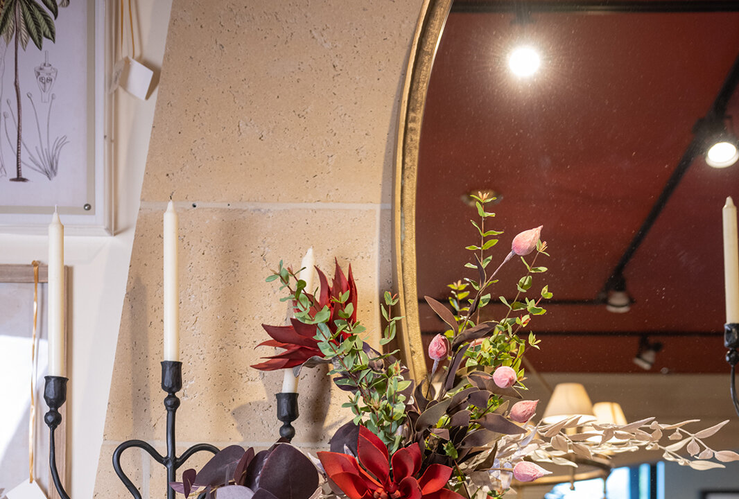 An autumnal centerpiece is the highlight of this beautifully decorated monochromatic vignette. (Handout/TNS)