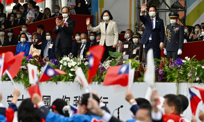 2022 年 10 月 10 日，台湾总统蔡英文（上图 C）出席在台北总统府前举行的台湾国庆纪念仪式。（Sam Yeh / AFP via Getty Images）