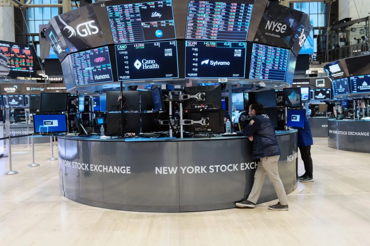 Traders work on the floor of the New York Stock Exchange (NYSE) in New York City, on Oct. 7, 2022. (Spencer Platt/Getty Images)