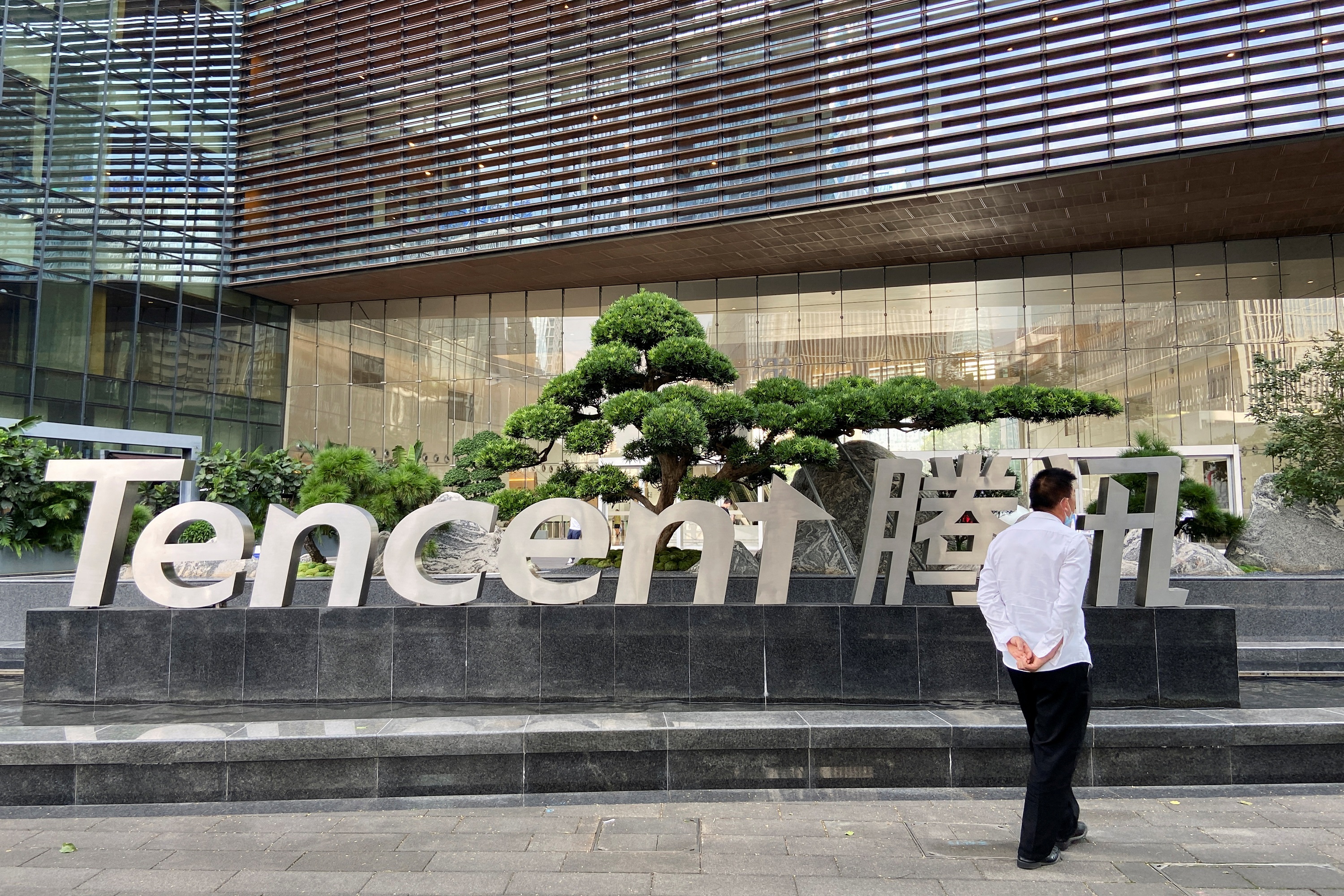 China Tech Shares Sink as US Export Curbs Raise Chip Sector Hurdles - Vimarsana News