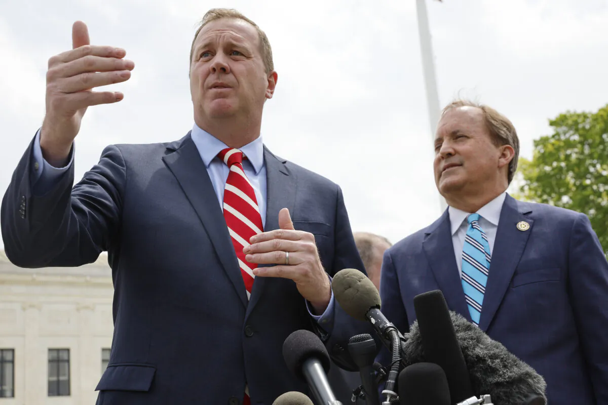 Sen. Eric Schmitt, left, talks to reporters with Texas Attorney General Ken Paxton in Washington in an April 26, 2022, file image. (Chip Somodevilla/Getty Images)