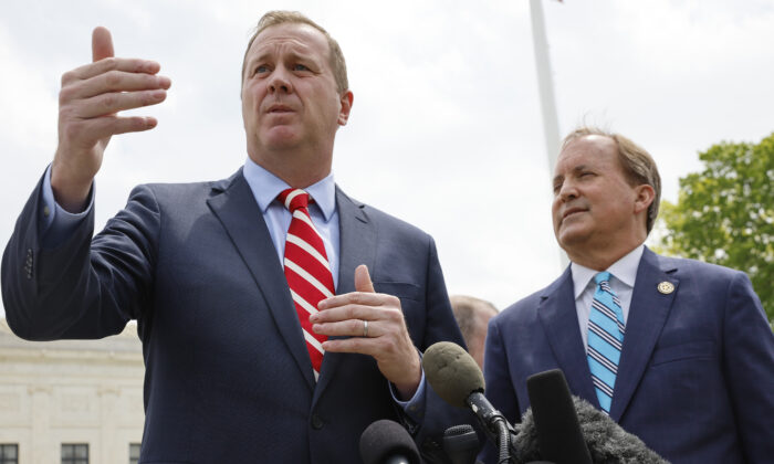 Missouri Attorney General Eric Schmitt, left, talks to reporters with Texas Attorney General Ken Paxton in Washington in an April 26, 2022, file image. (Chip Somodevilla/Getty Images)