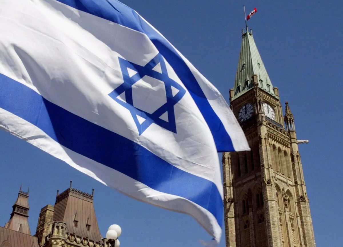 The Israeli flag flies with the Peace Tower in the background on Parliament Hill in Ottawa on Apr. 21, 2002. (The Canadian Press/Jonathan Hayward)
