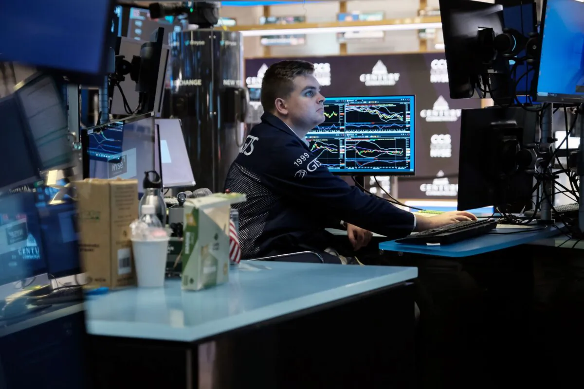 Traders work on the floor of the New York Stock Exchange (NYSE) in New York, on Oct. 7, 2022. (Spencer Platt/Getty Images)