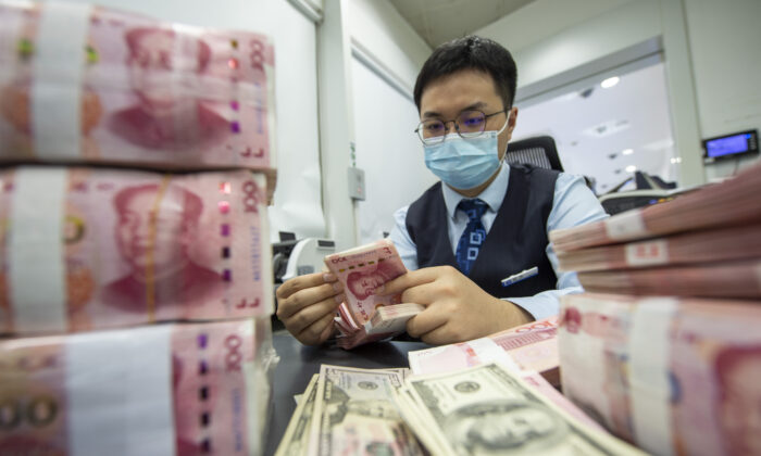Deficyt budżetowy chińskiego reżimu na pierwsze trzy kwartały 2022 roku wynosi 7,16 bln juanów, czyli około 980 mld USD. (CFOTO/Future Publishing via Getty Images)