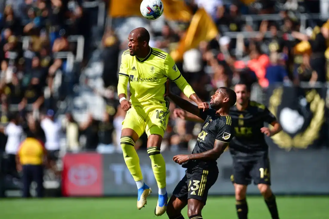 Nashville FC forward Teal Bunbury (12) elevates for header over LAFC midfielder Kellyn Acosta (23), with Giorgio Chiellini in the background at at Banc of California Stadium in Los Angeles on Oct. 9, 2022. (Field Level Media)
