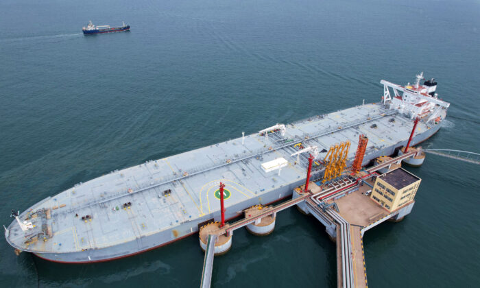 2022 年 5 月 9 日，一艘油轮在中国东部山东省青岛港卸下进口原油。（STR/AFP via Getty Images）