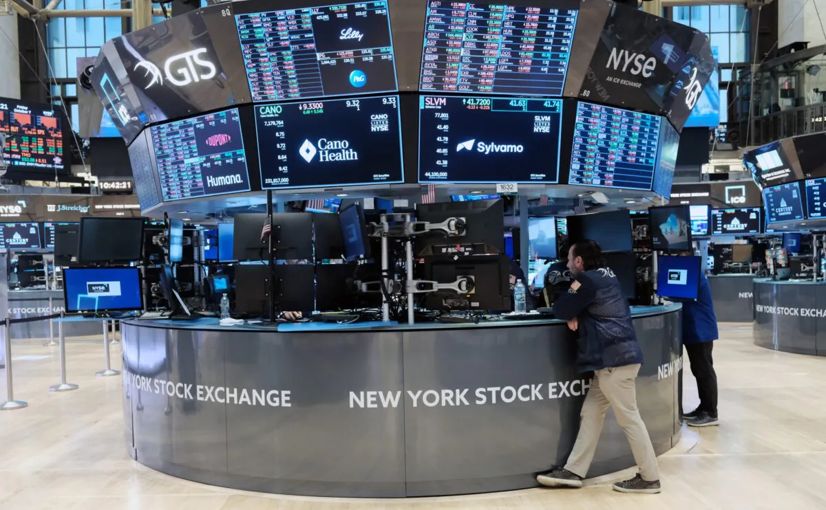 Traders work on the floor of the New York Stock Exchange (NYSE) in New York, on Oct. 7, 2022. (Spencer Platt/Getty Images)
