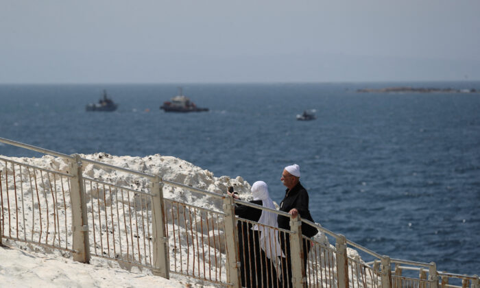 2021 年 5 月 4 日，从以色列靠近黎巴嫩边境的 Rosh Hanikra 可以看到，人们在地中海看到以色列海军舰艇。（Ammar Awad/路透社）